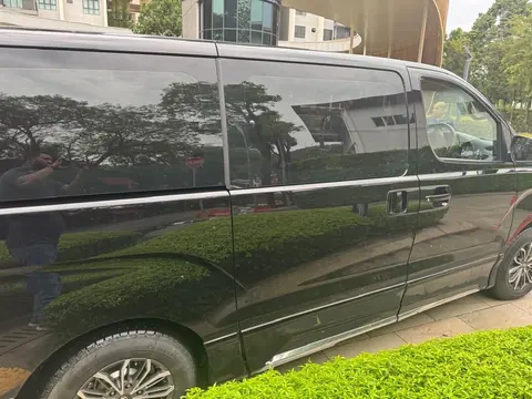 Right side of the black Hyundai Grand Starex Plus